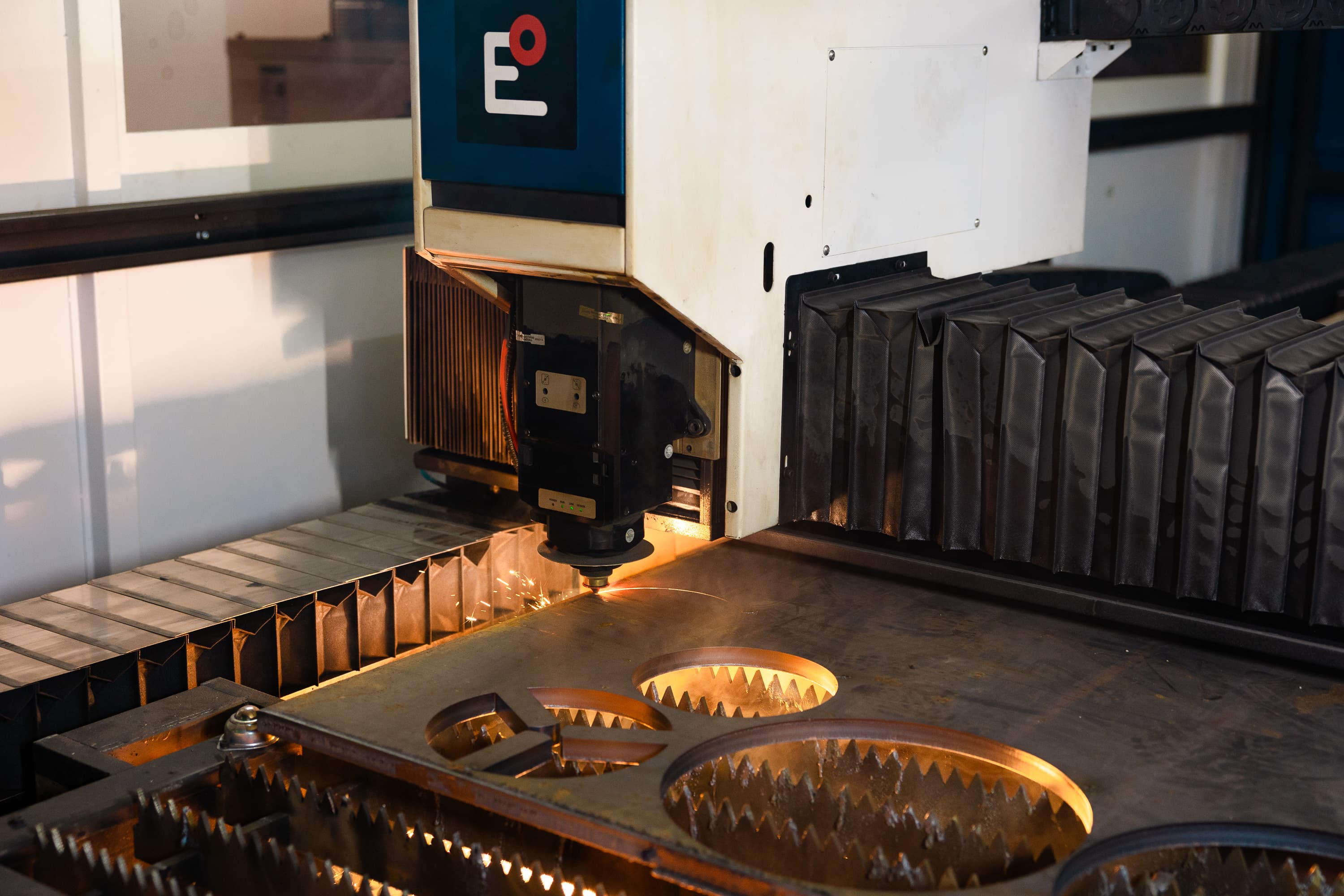 CNC-Laserzentrum bei LaserCut 03