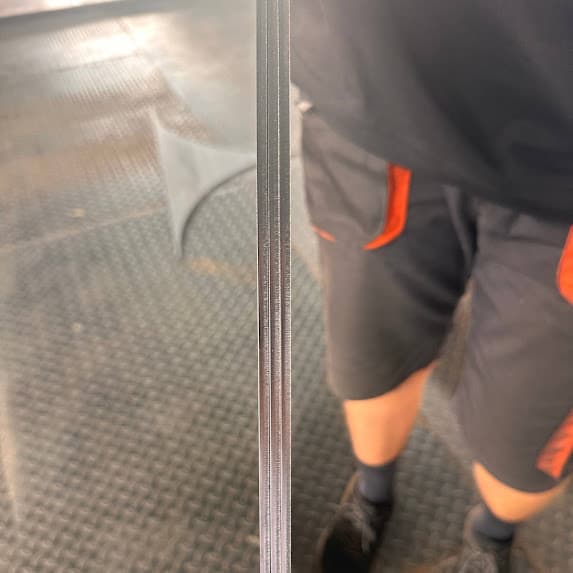 Detail řezné hrany — čistý a přesný řez fiber laserem.