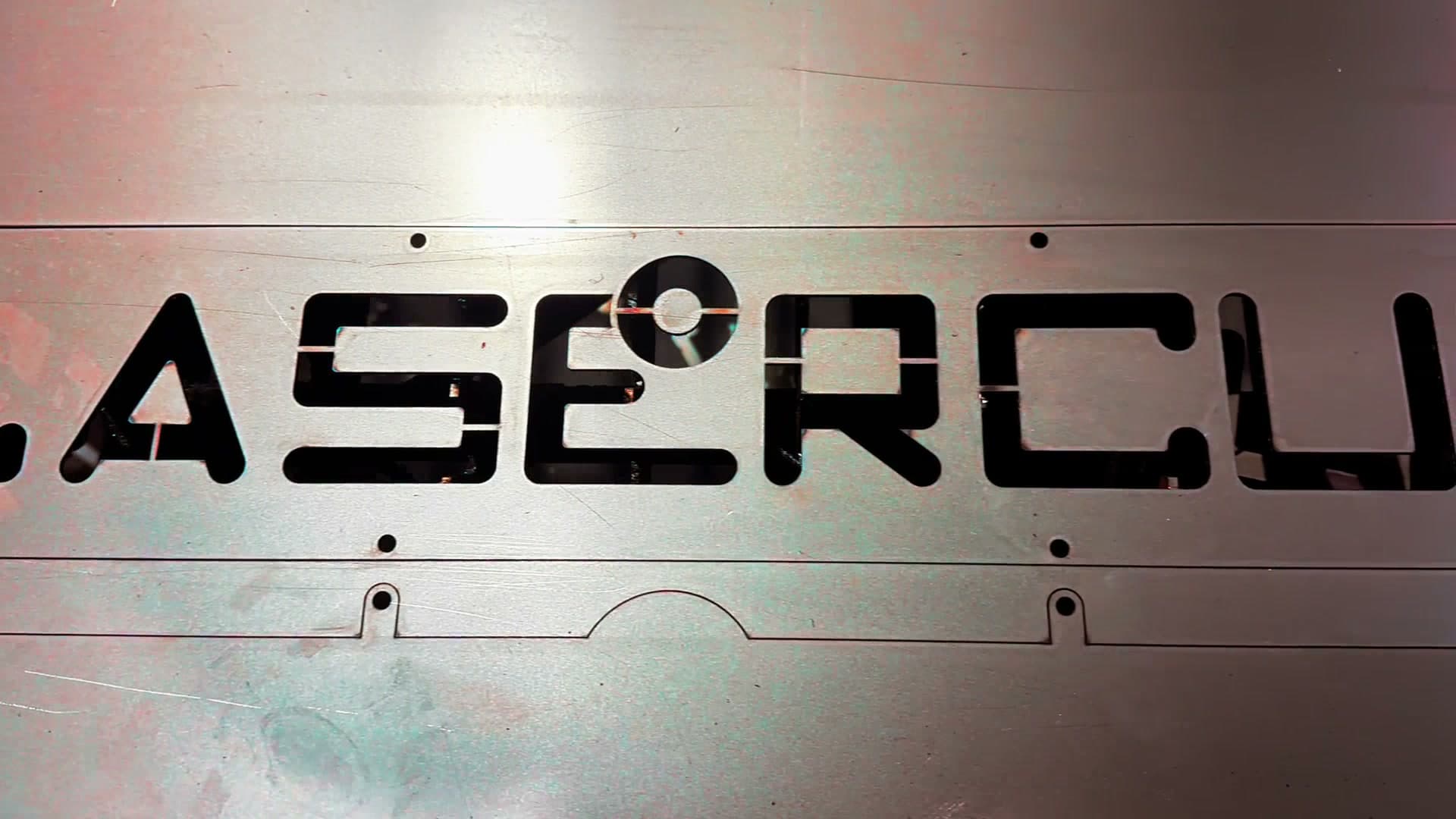 Laserbeschriftung und -gravur von Metallteilen — Logos, Texte, Seriennummern und QR-Codes